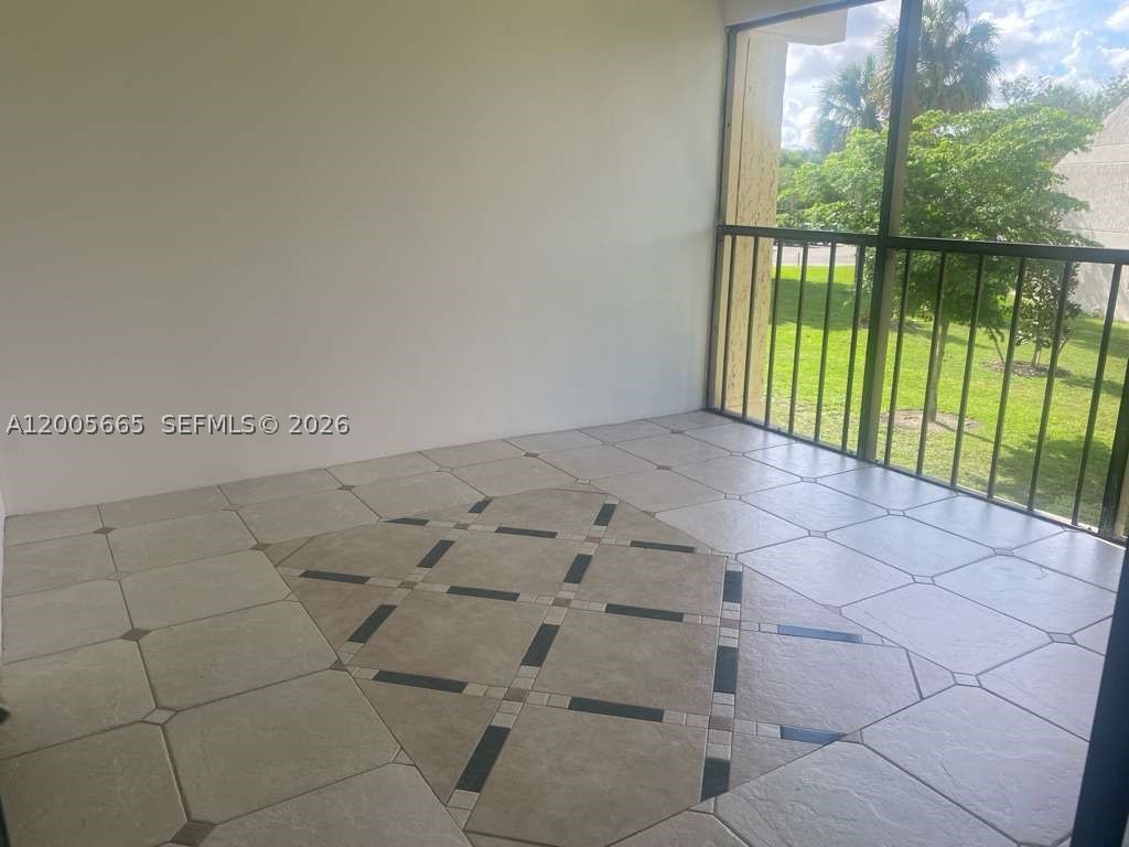 220 Lakeview Dr 203 Property Photo 3
