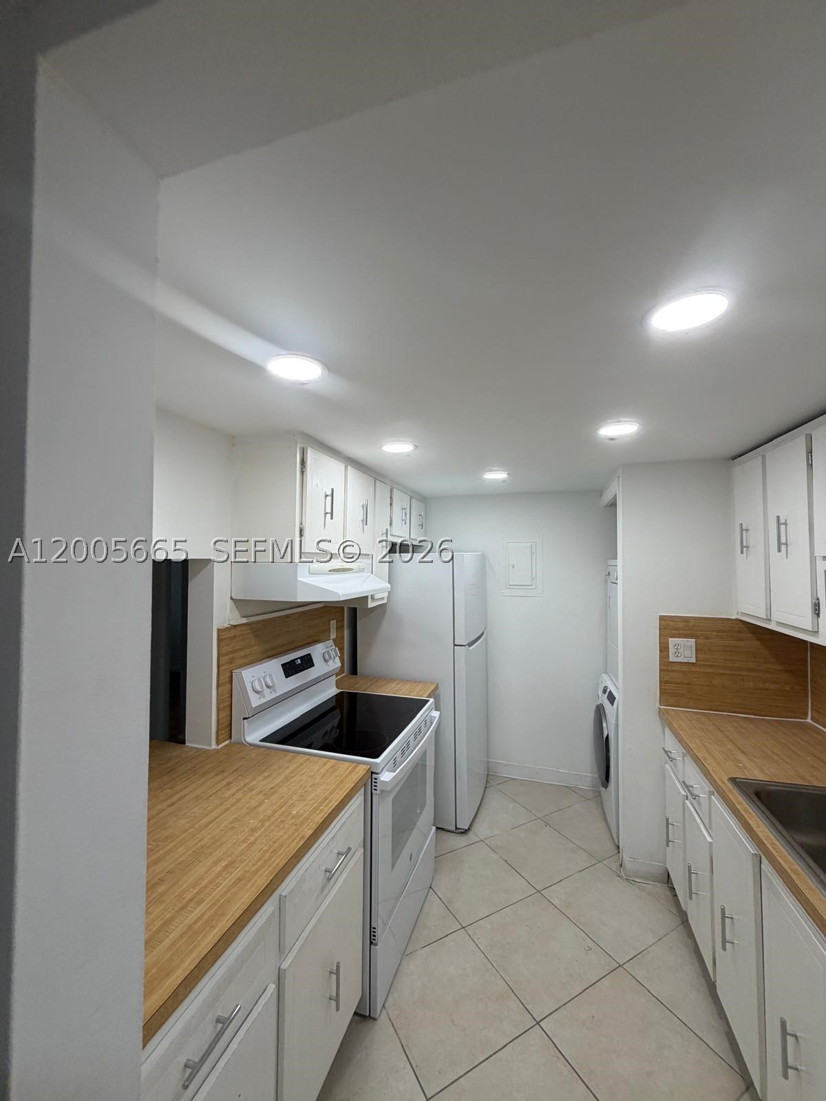 220 Lakeview Dr 203 Property Photo 4