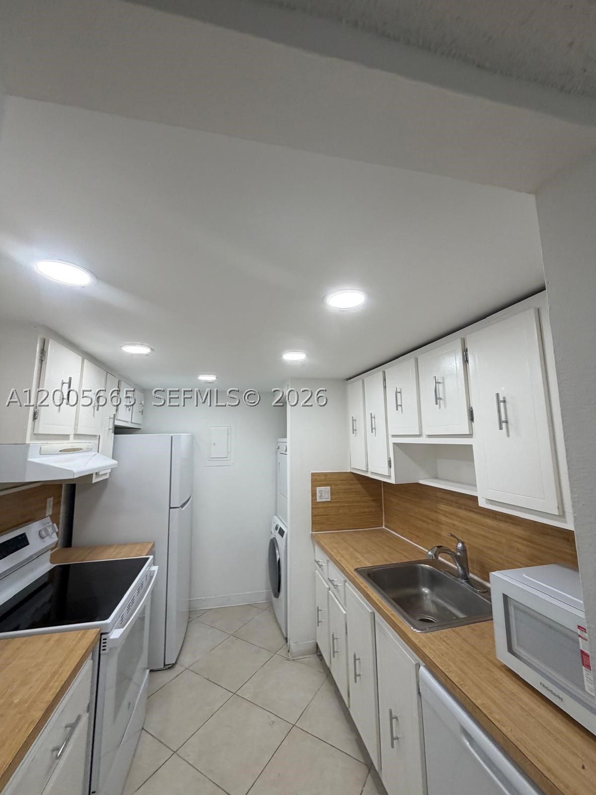 220 Lakeview Dr 203 Property Photo 5