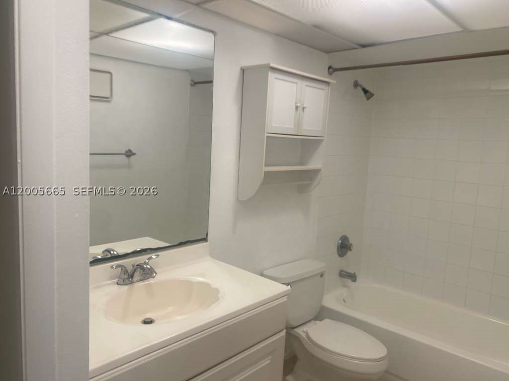 220 Lakeview Dr 203 Property Photo 17