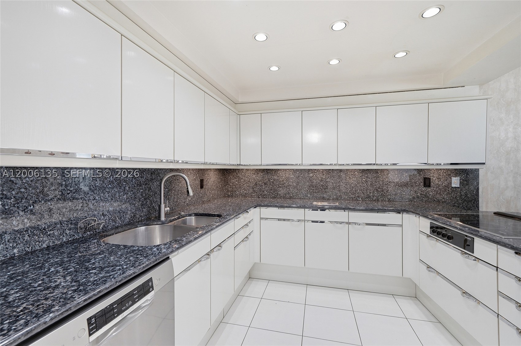 9801 Collins Ave 14d Property Photo 16