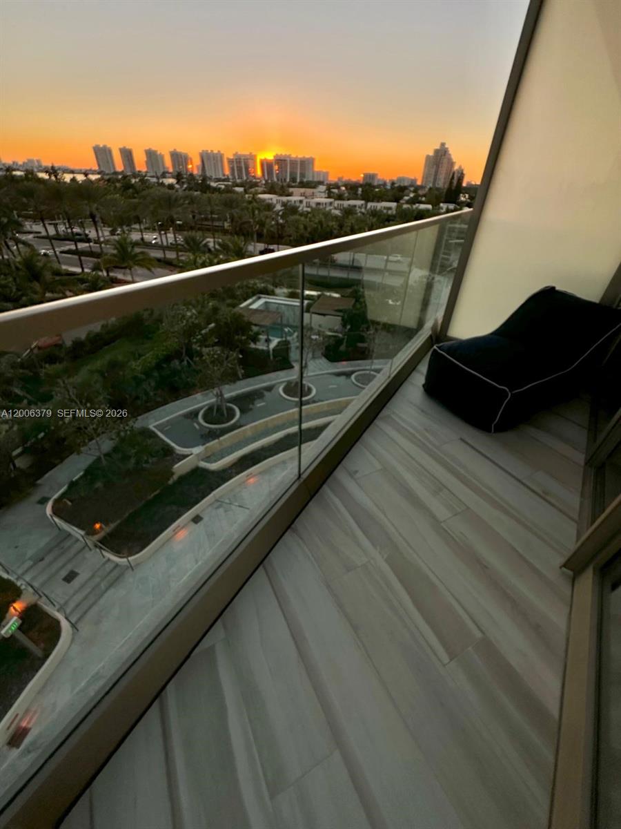 18975 Collins Ave 304 Property Photo 6