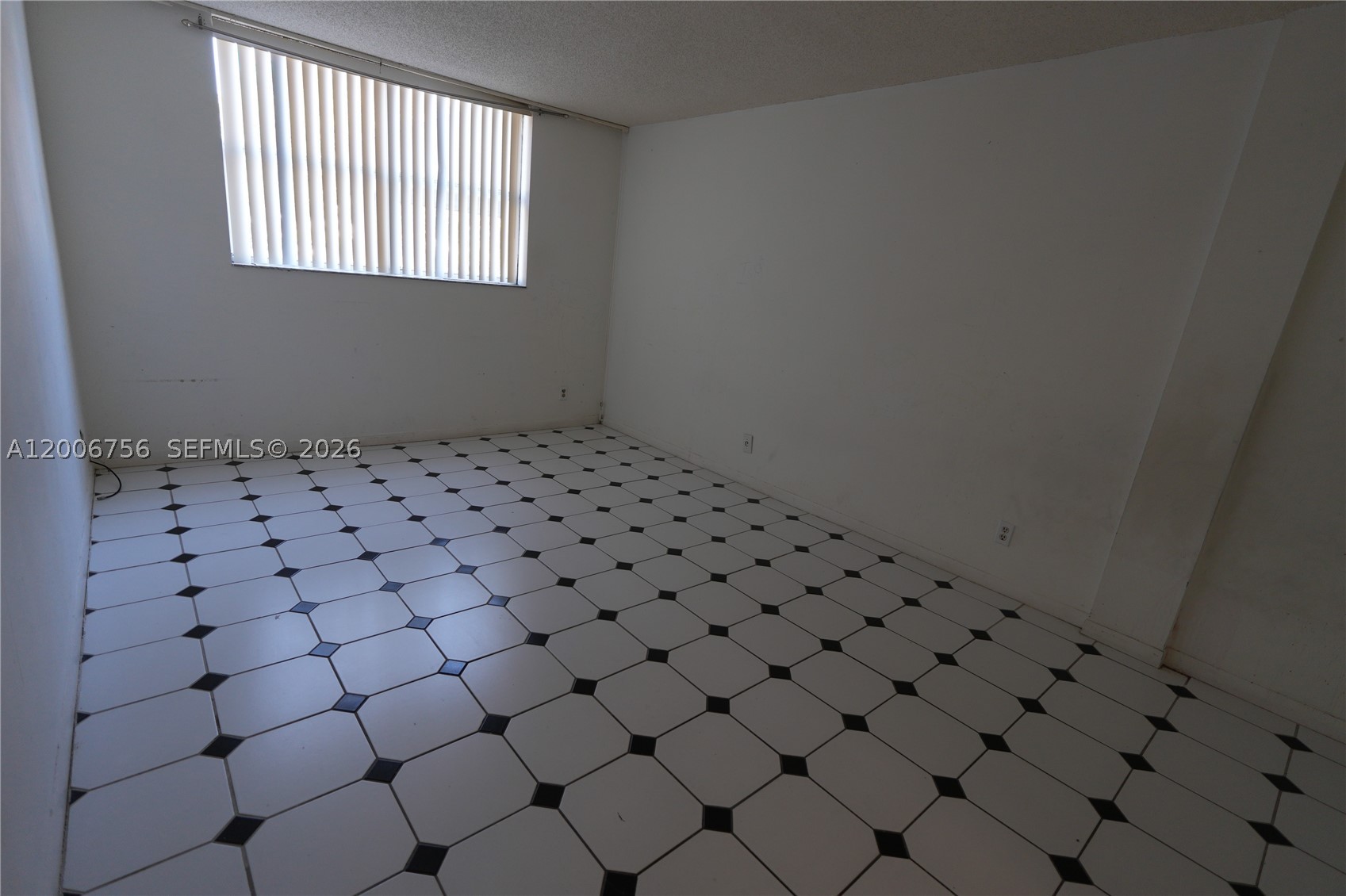 500 Executive Center Dr 1j Property Photo 5