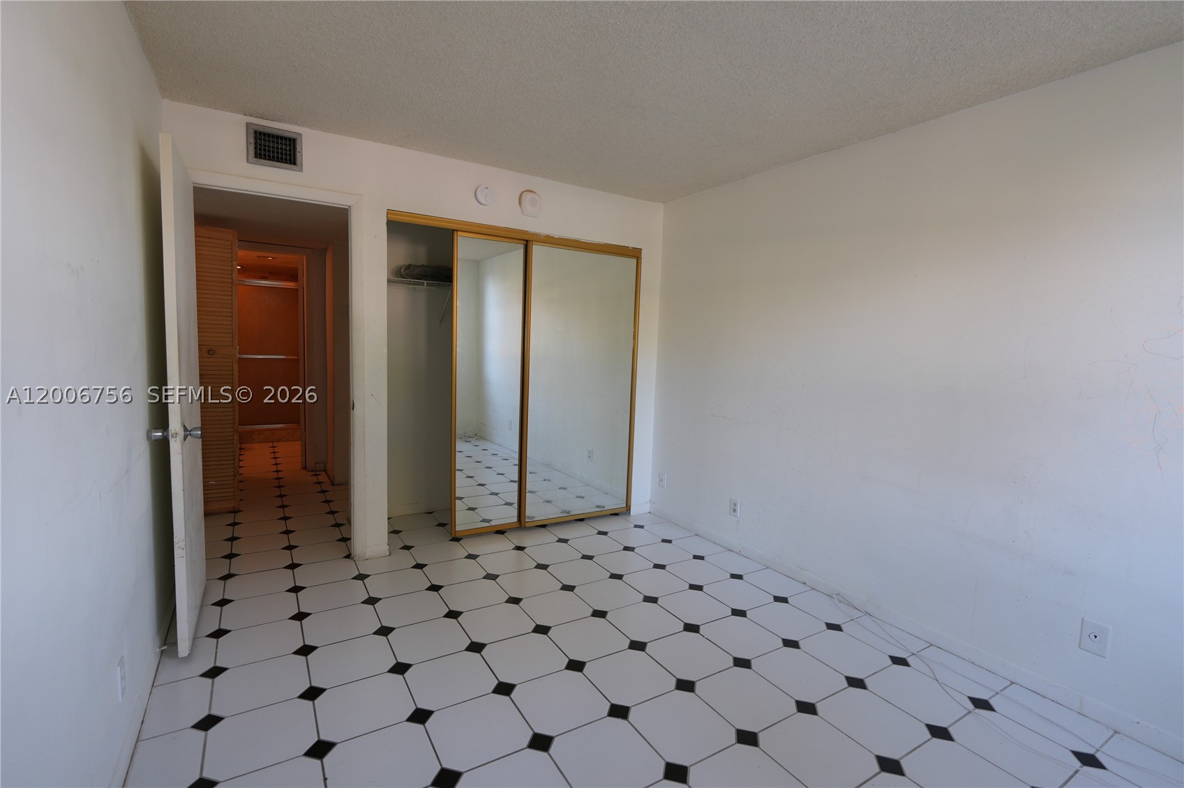 500 Executive Center Dr 1j Property Photo 11