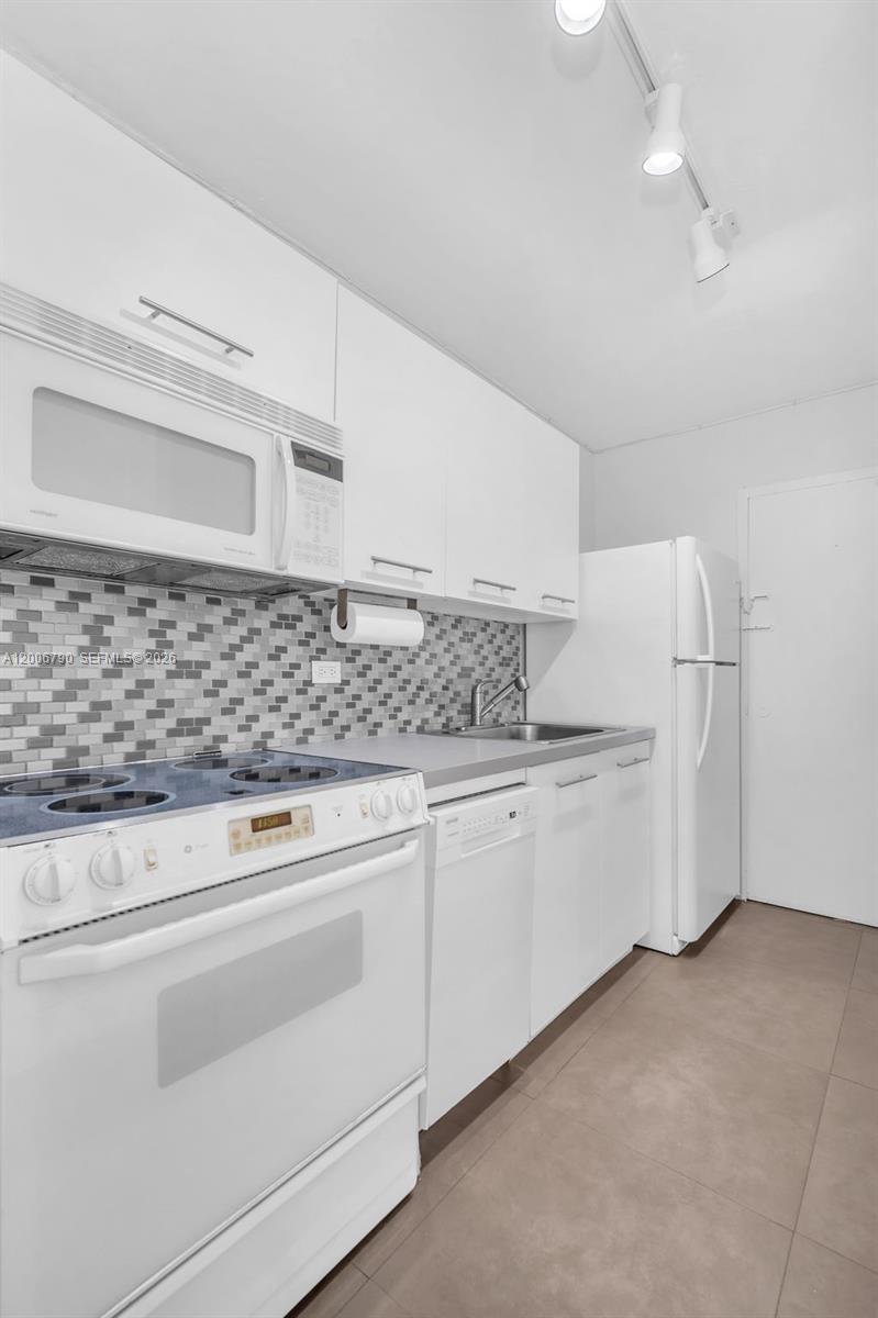 5313 Collins Ave 204 Property Photo 13