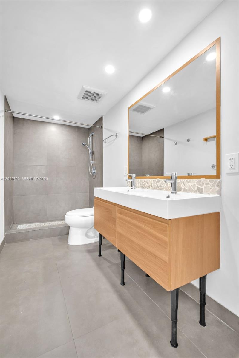 5313 Collins Ave 204 Property Photo 19