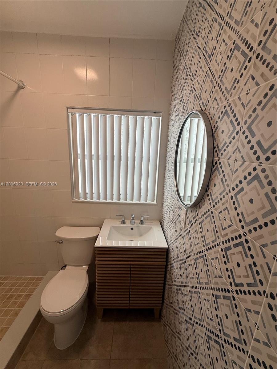 2816 Pine Tree Dr 2 Property Photo 2