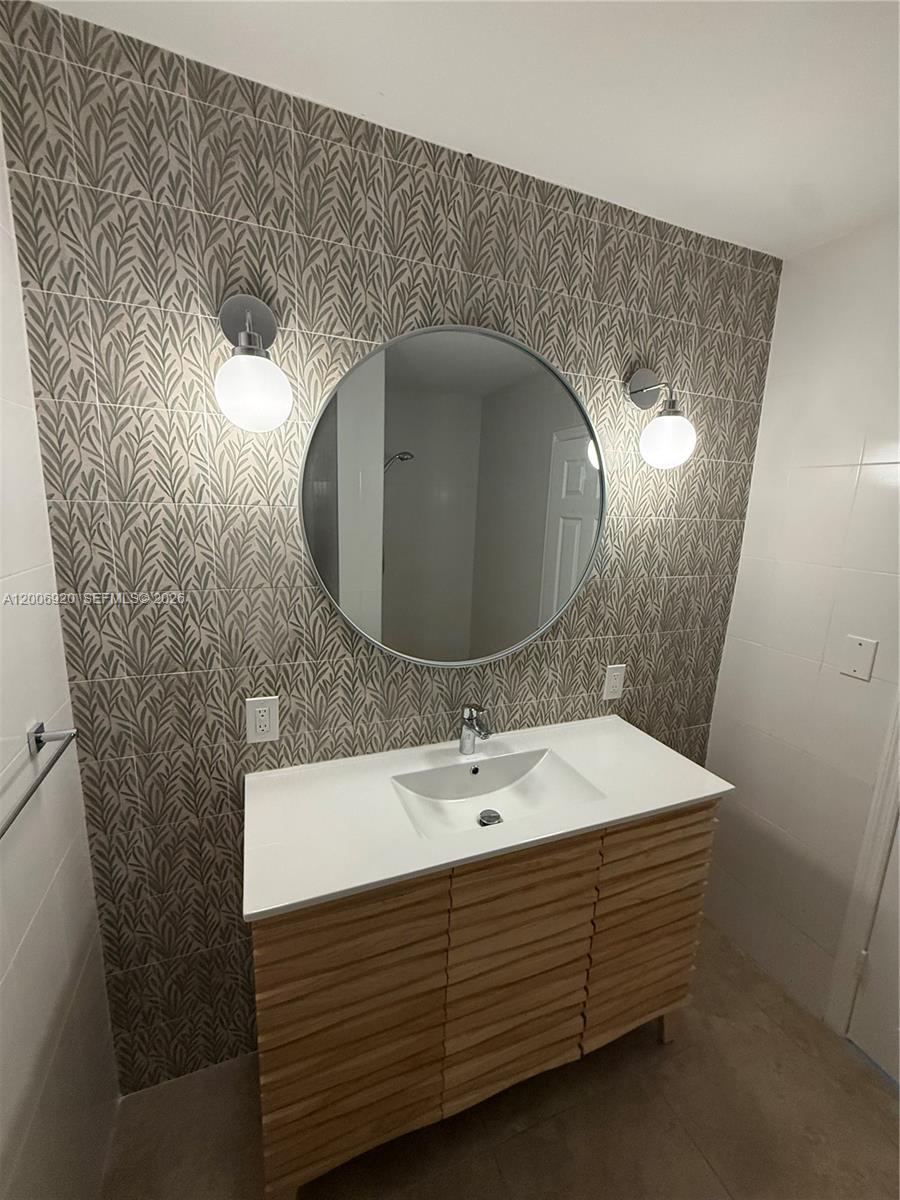 2816 Pine Tree Dr 2 Property Photo 6