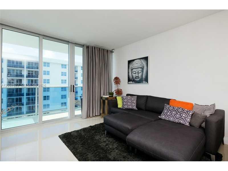 7501 E Treasure Dr 8c Property Photo 3