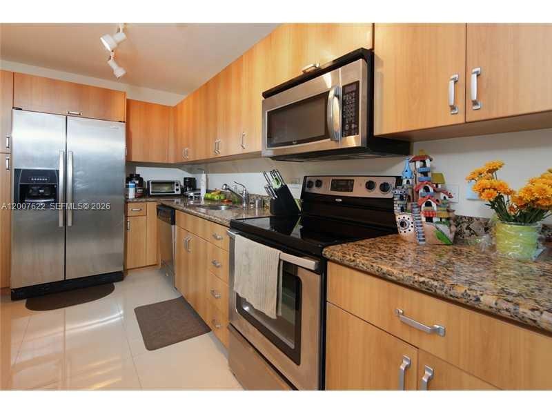7501 E Treasure Dr 8c Property Photo 8
