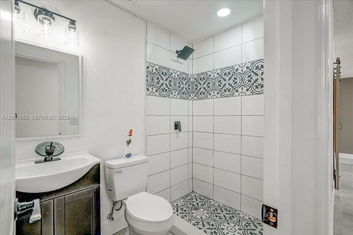 1480 W 36th St Property Photo 14