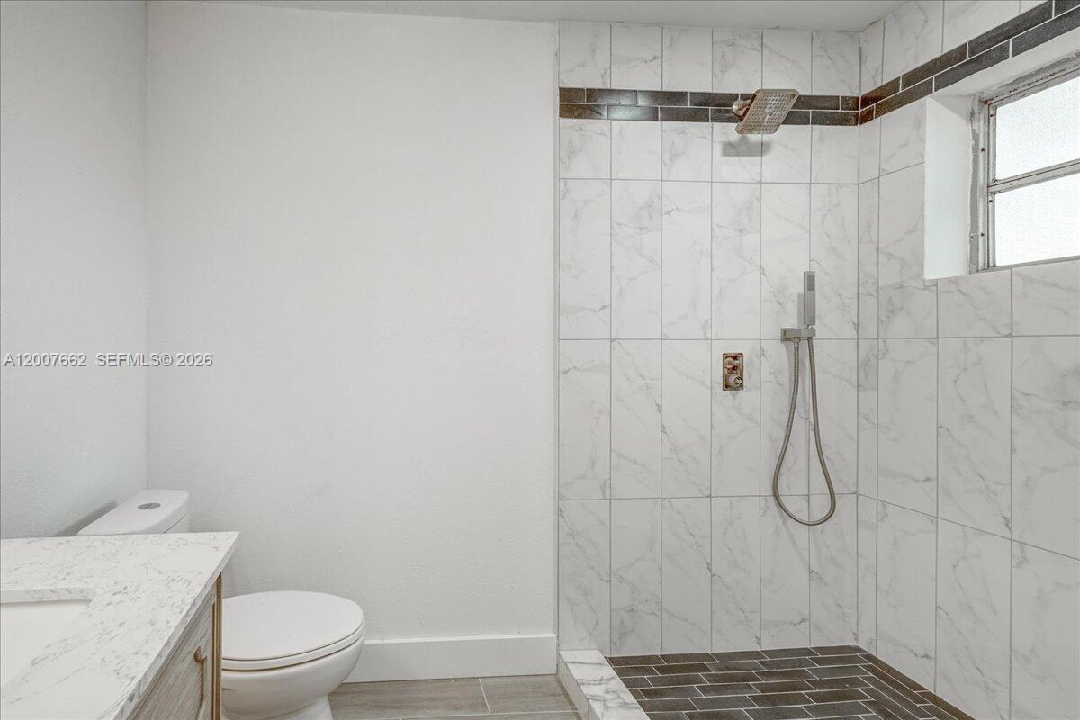 1480 W 36th St Property Photo 16