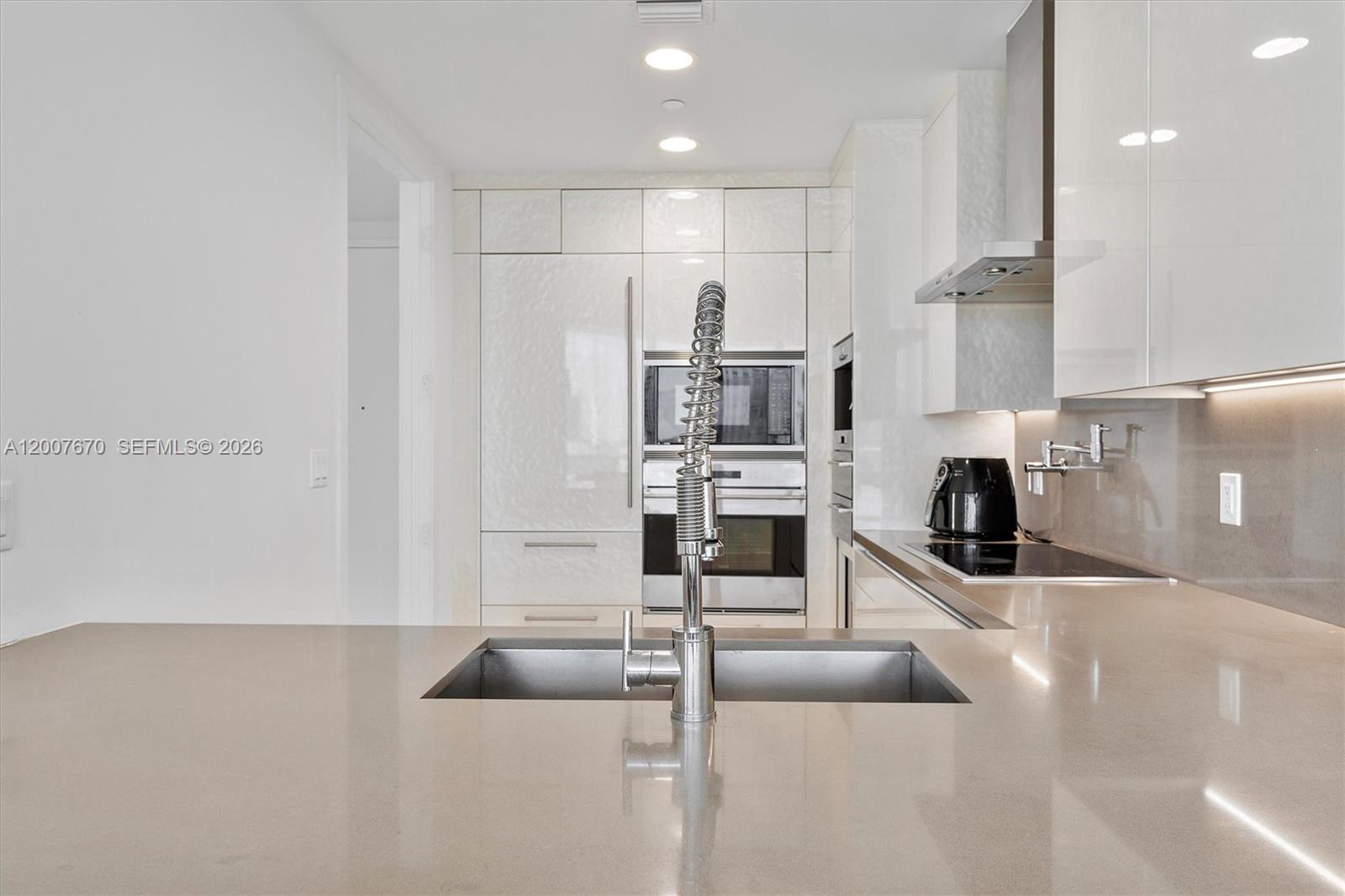 17475 Collins Ave 504 Property Photo 13