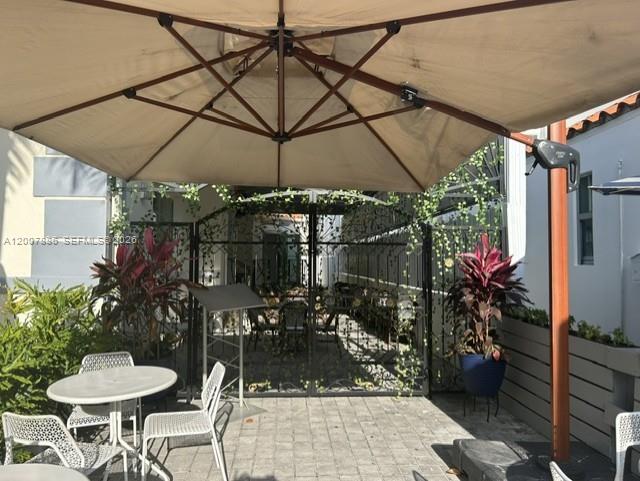 929 Collins Ave Property Photo 2