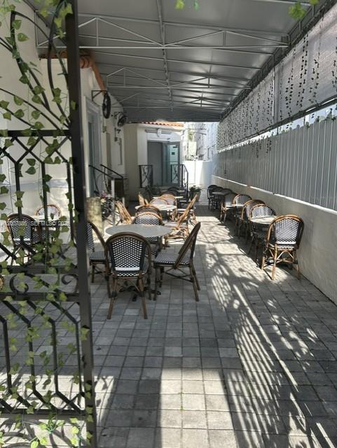 929 Collins Ave Property Photo 3