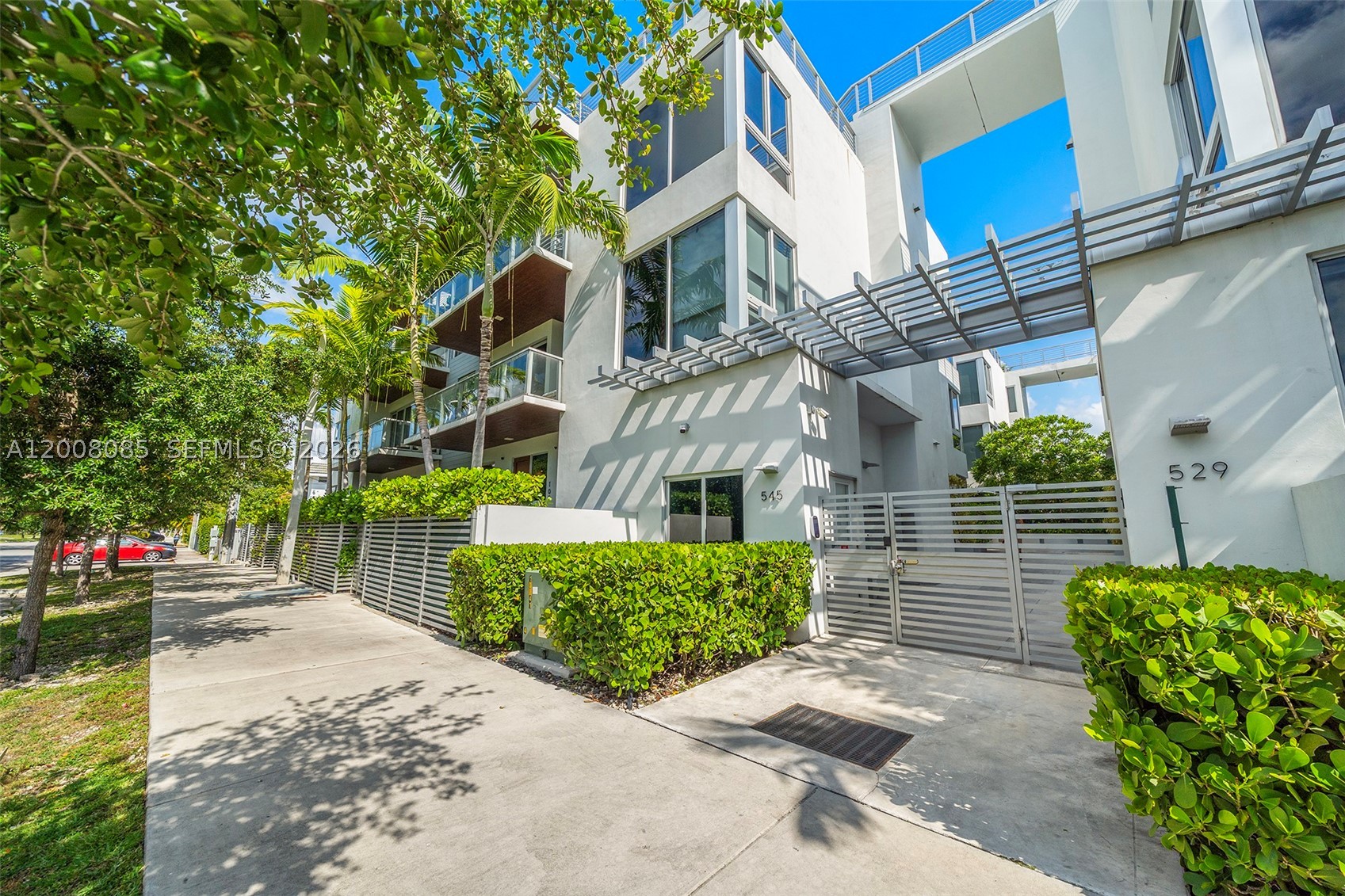 545 SW 11th St 208