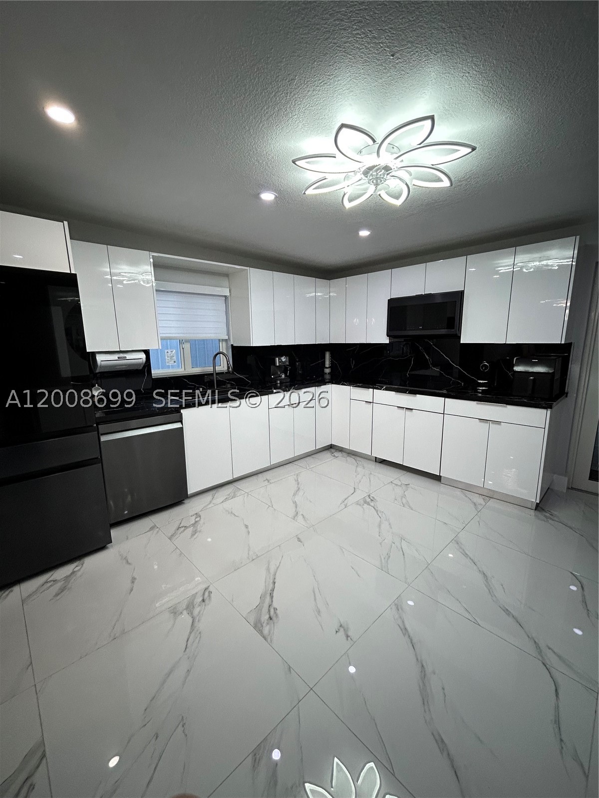367 W 33rd St Property Photo 1
