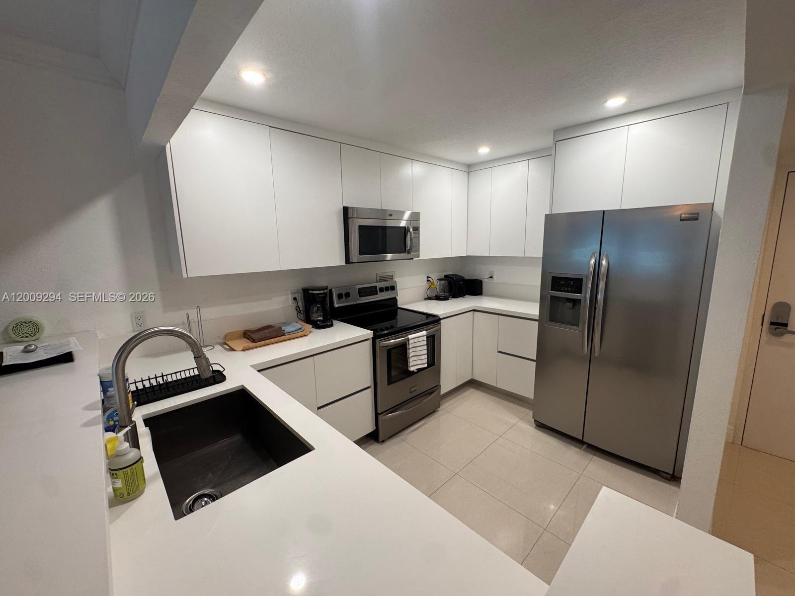 2301 Collins Ave 427 Property Photo 1
