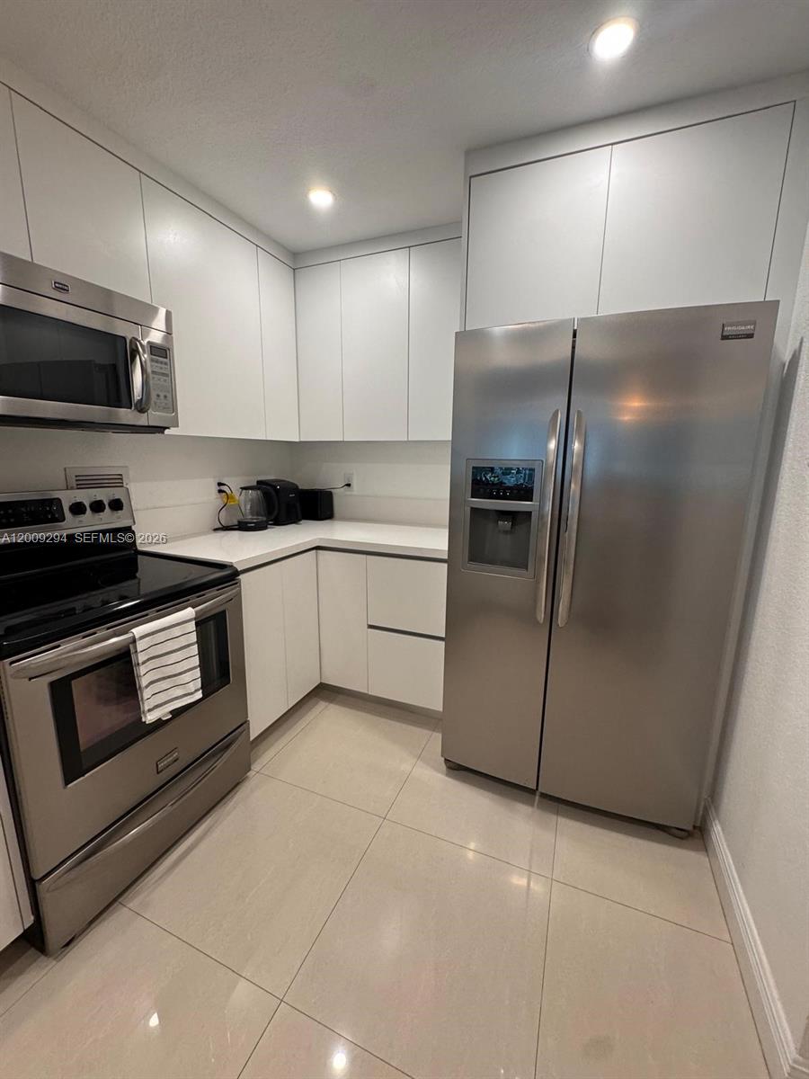 2301 Collins Ave 427 Property Photo 4