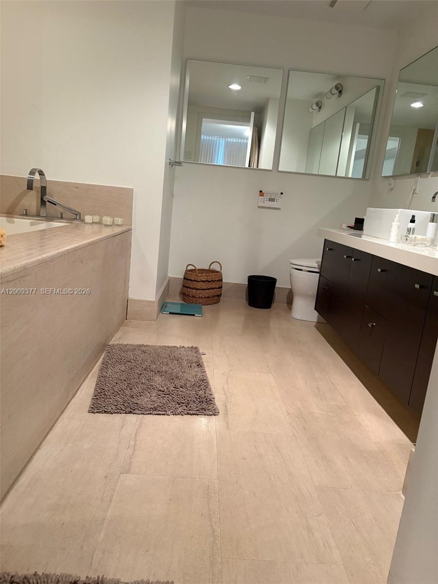 5875 Collins Ave 708 Property Photo 9