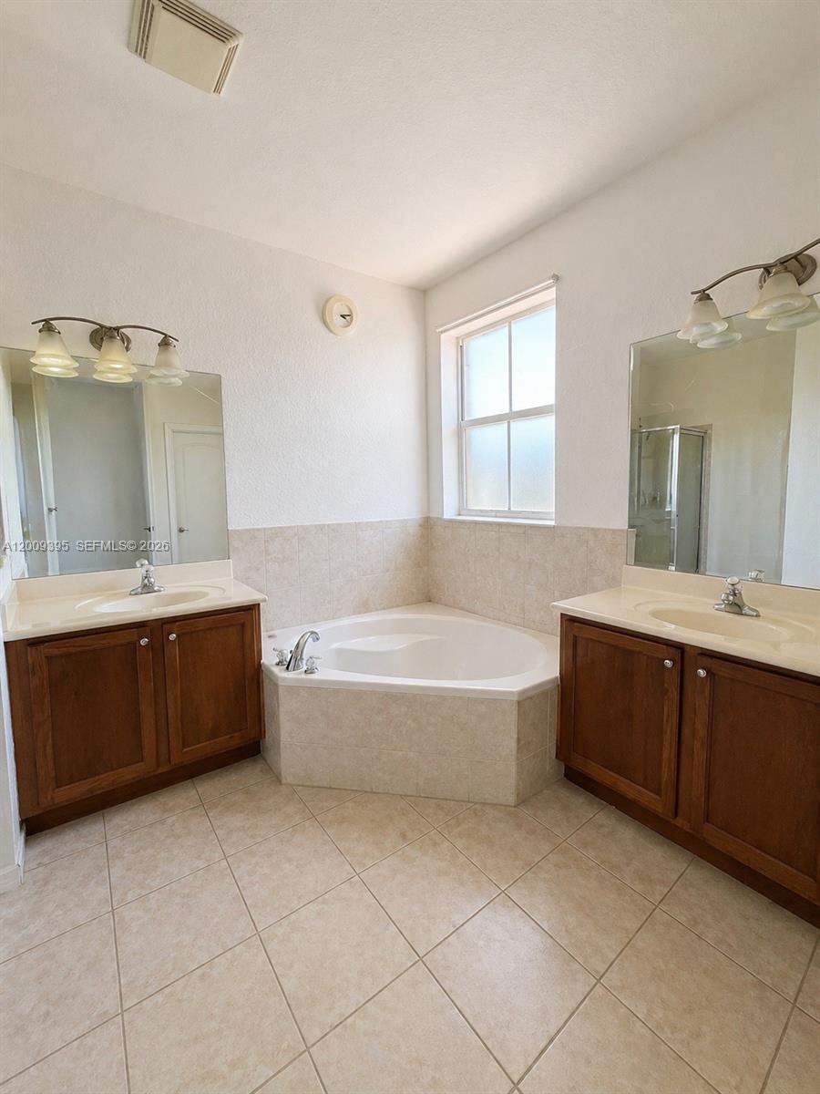 11028 Nw 87th Ln Property Photo 15