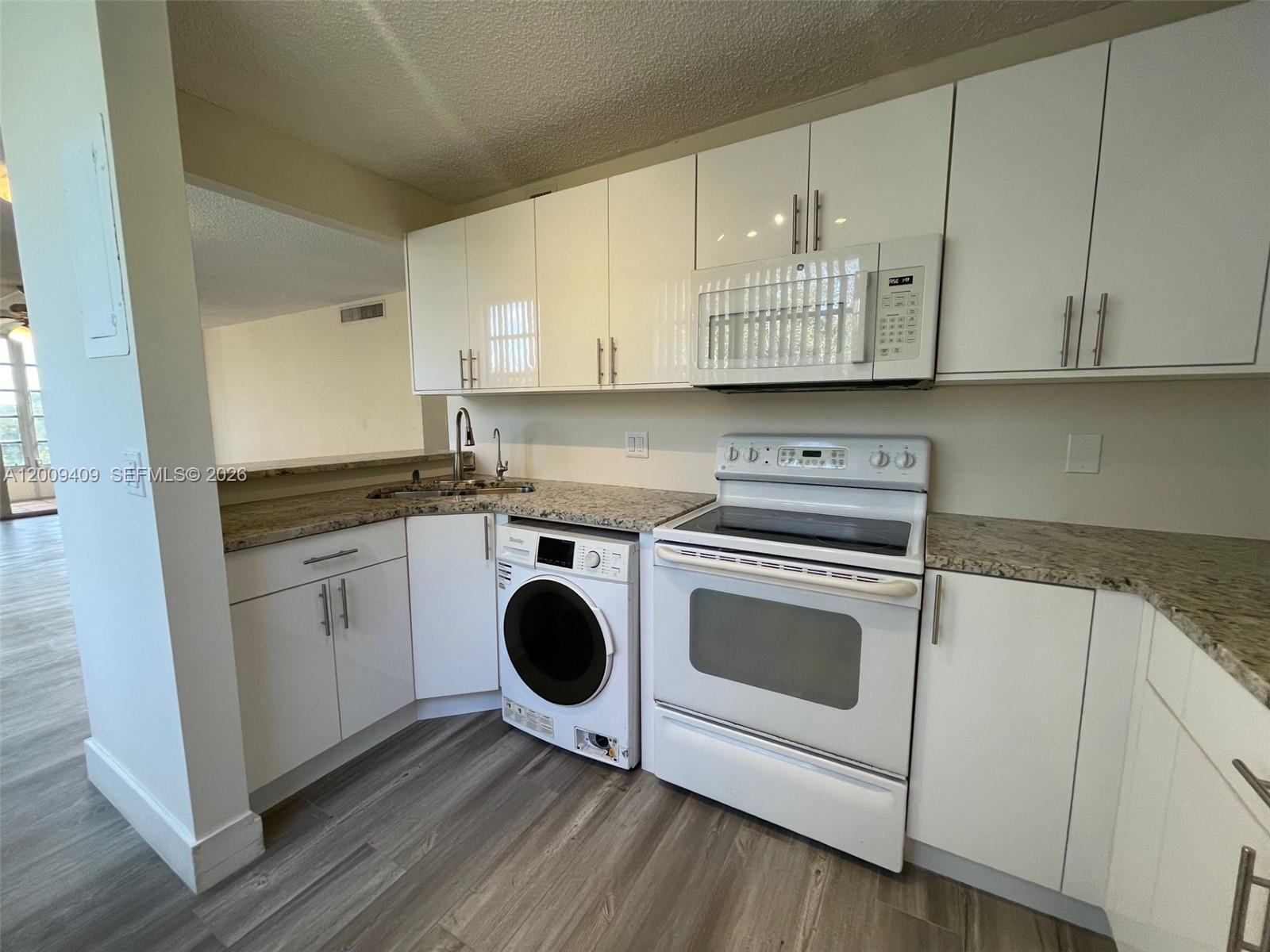 9471 Evergreen Pl 401 Property Photo 15