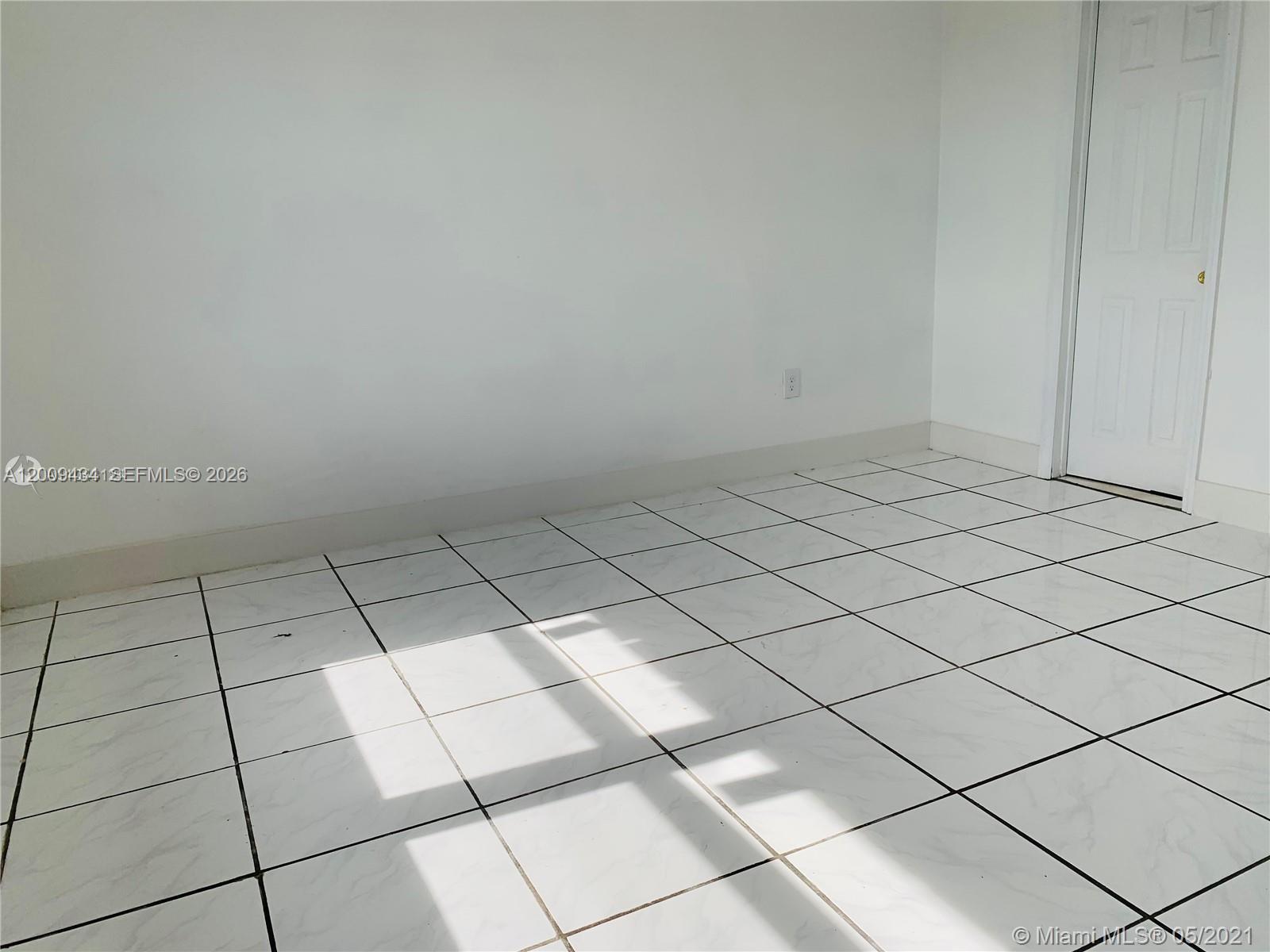 1325 W 68th St 514 Property Photo 9