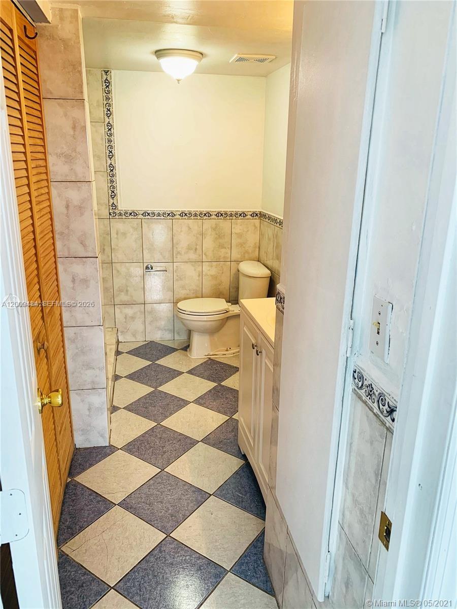 1325 W 68th St 514 Property Photo 10