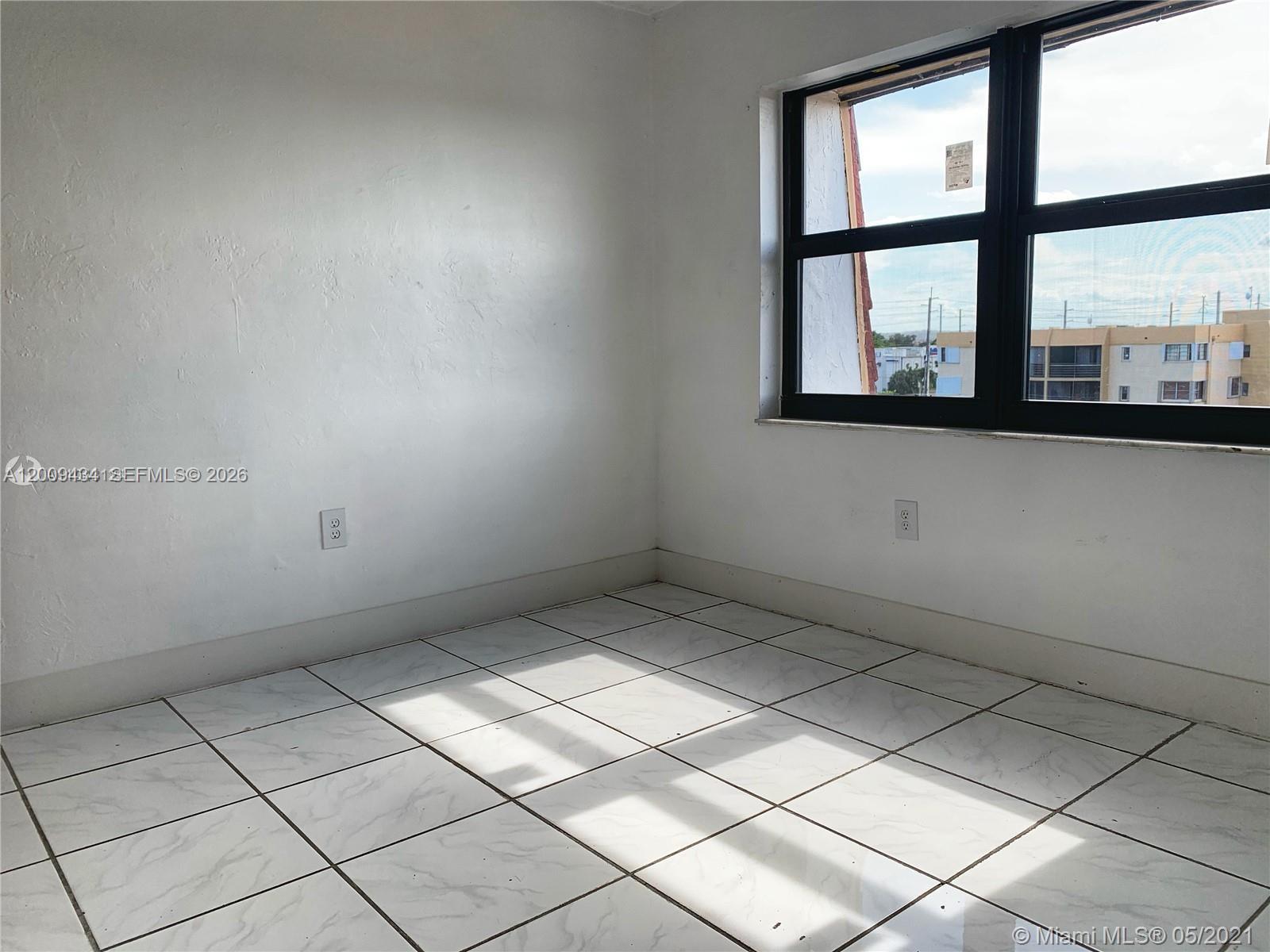 1325 W 68th St 514 Property Photo 14