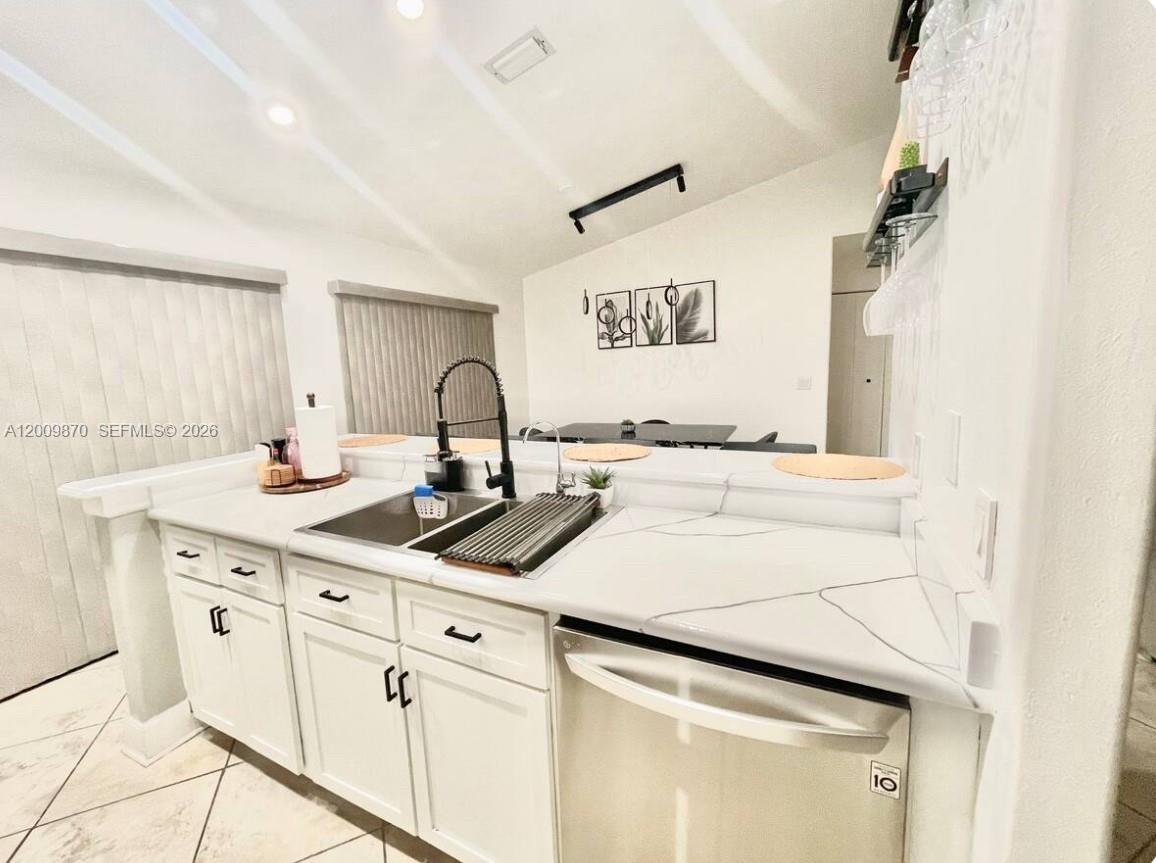 2182 Se Broward Ter Property Photo 4
