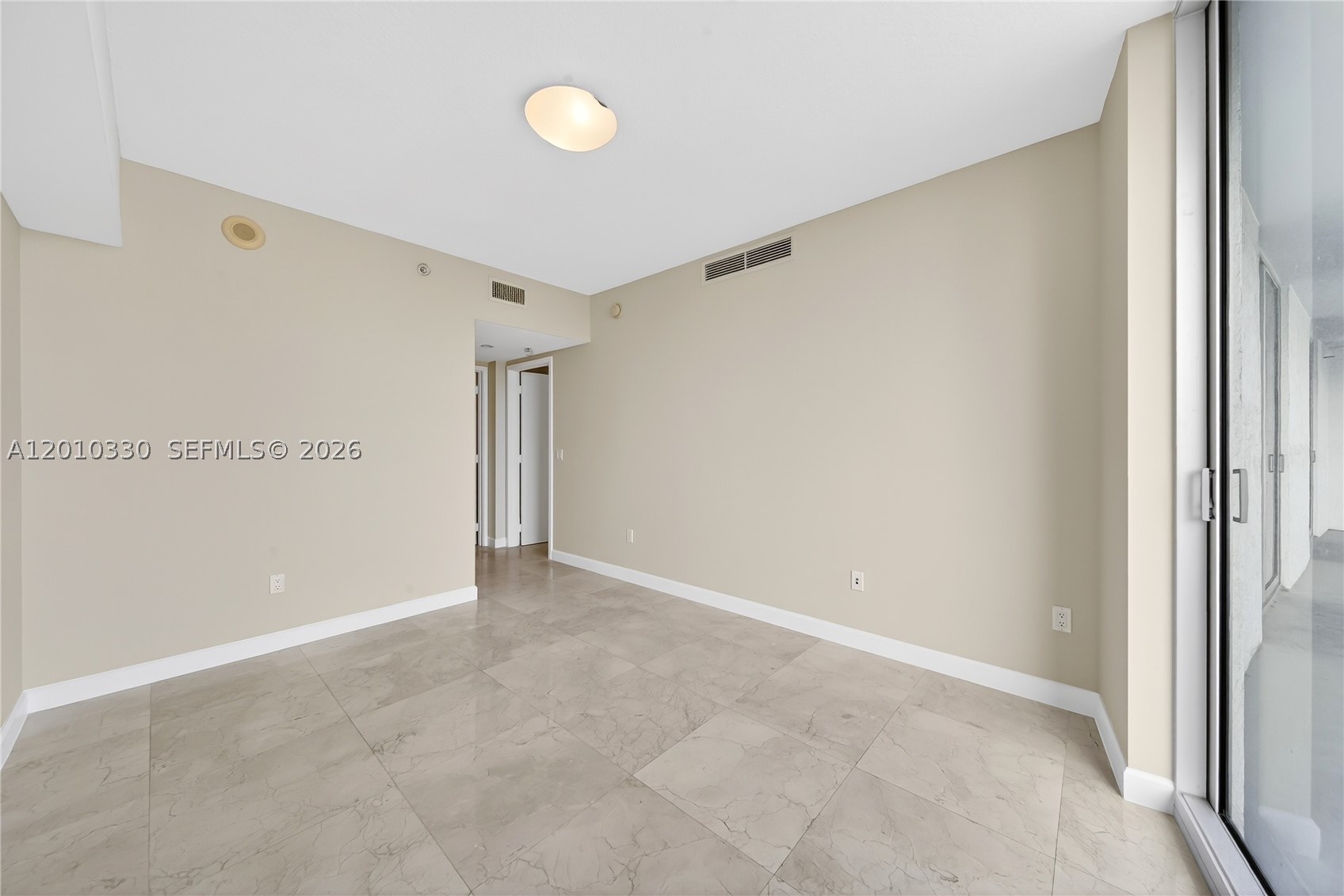 185 Sw 7th St 4209 Property Photo 24