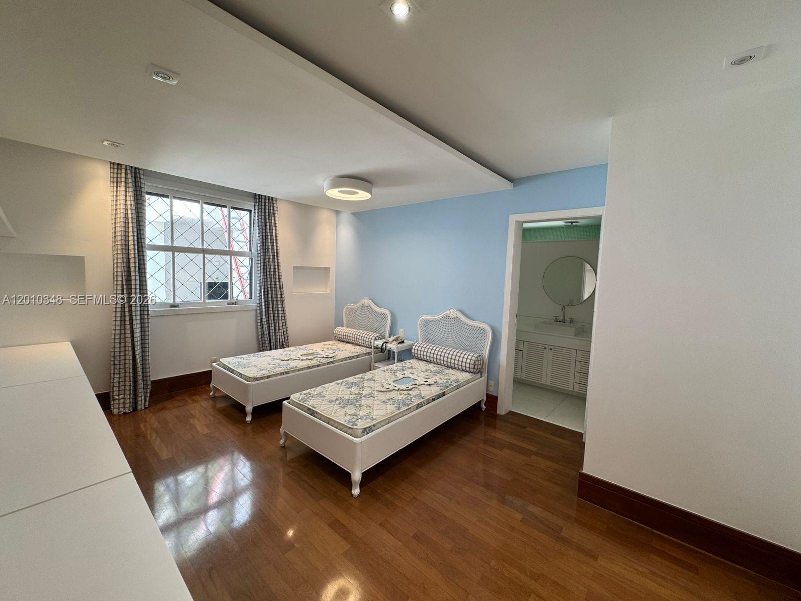 A12010348 Property Photo 15
