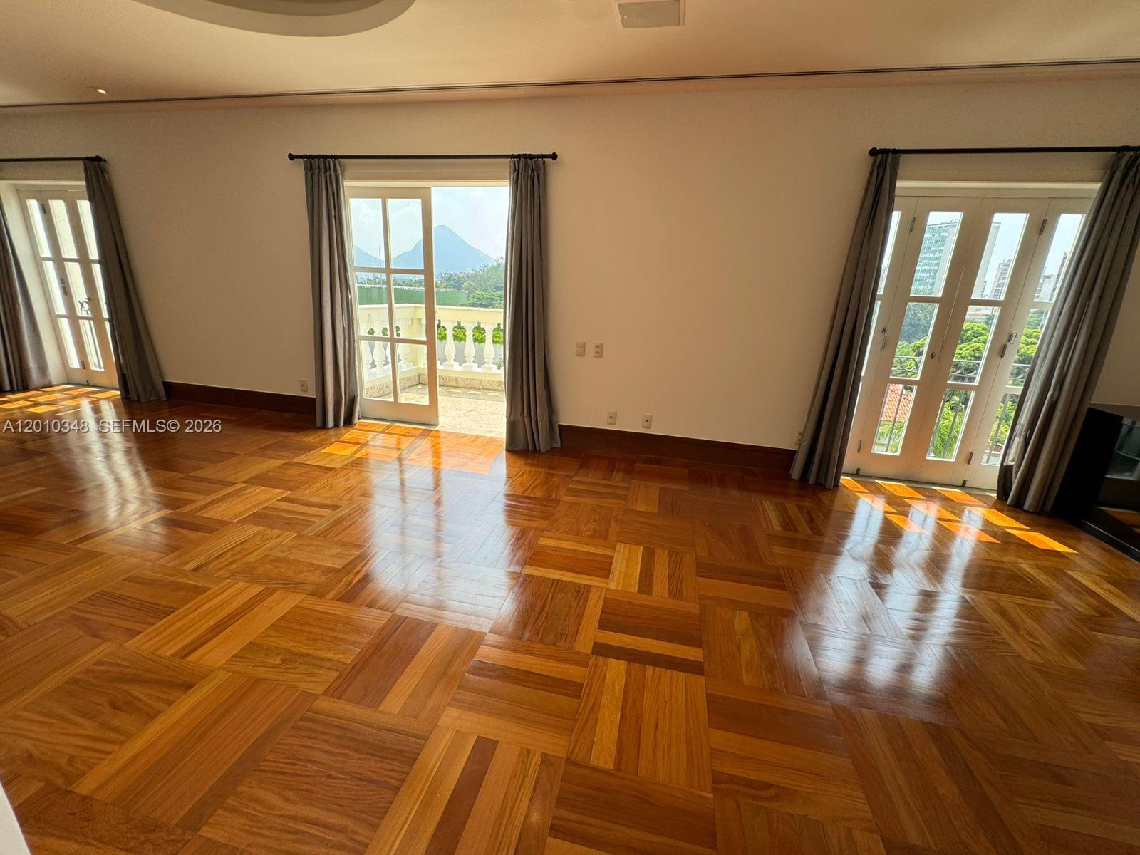 A12010348 Property Photo 25