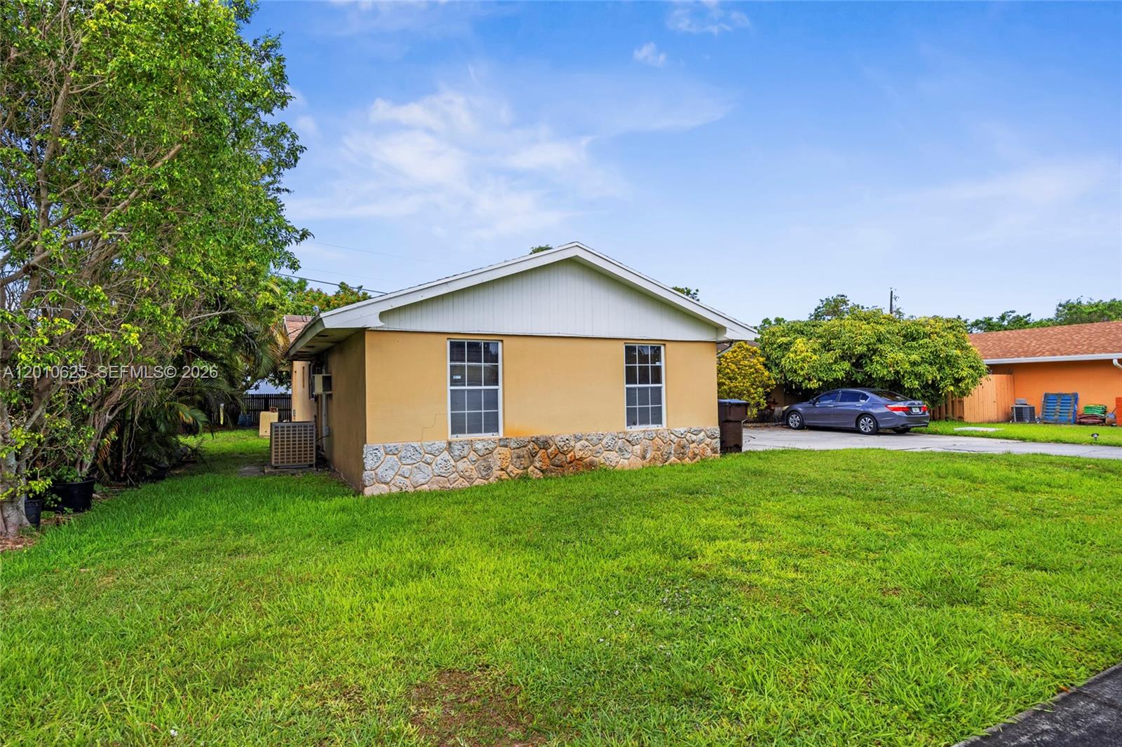 1831 Hiltonia Cir Property Photo 2