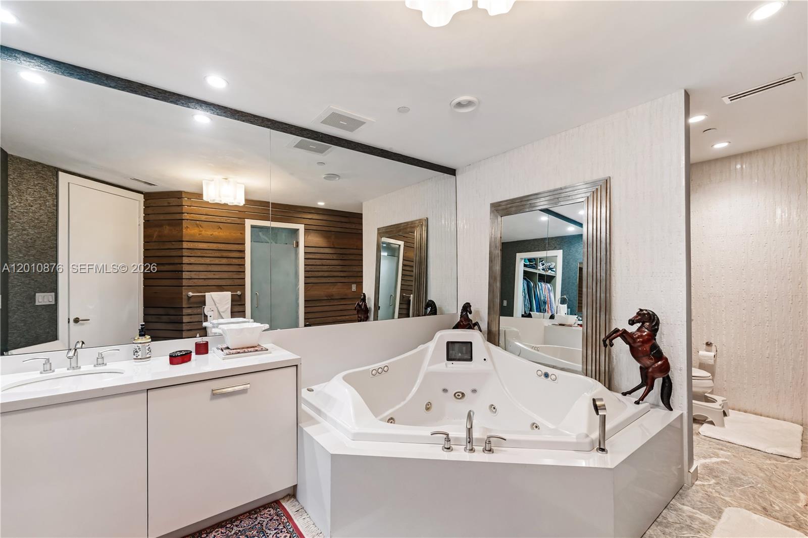 16051 Collins Ave 403 Property Photo 31