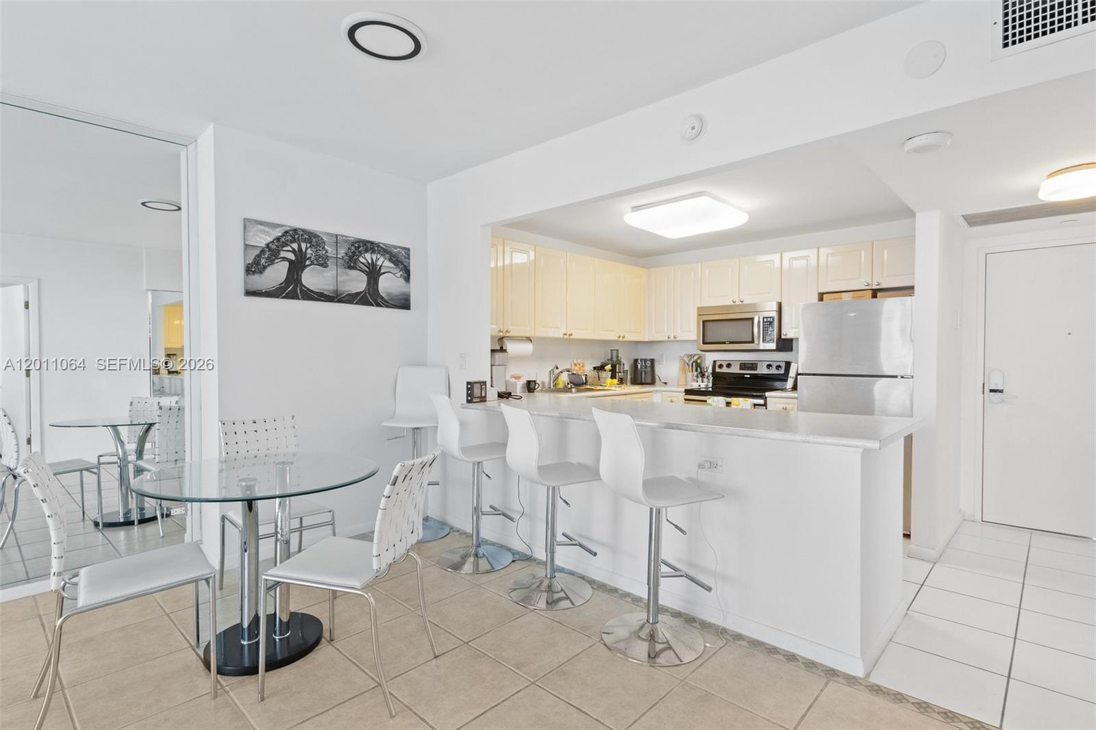 2301 Collins Ave 504 Property Photo 7
