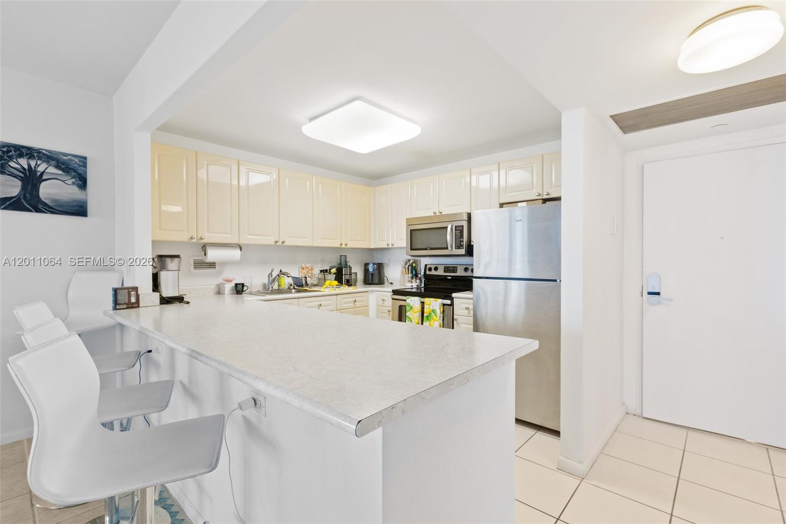 2301 Collins Ave 504 Property Photo 8