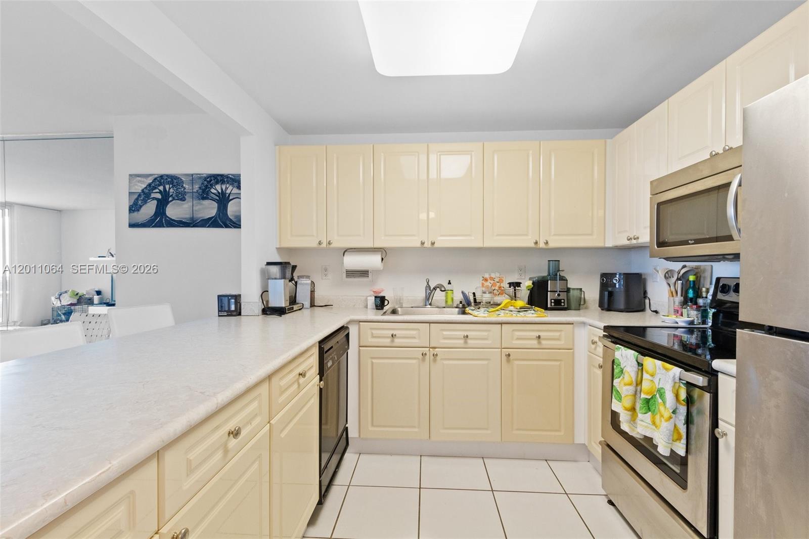 2301 Collins Ave 504 Property Photo 9