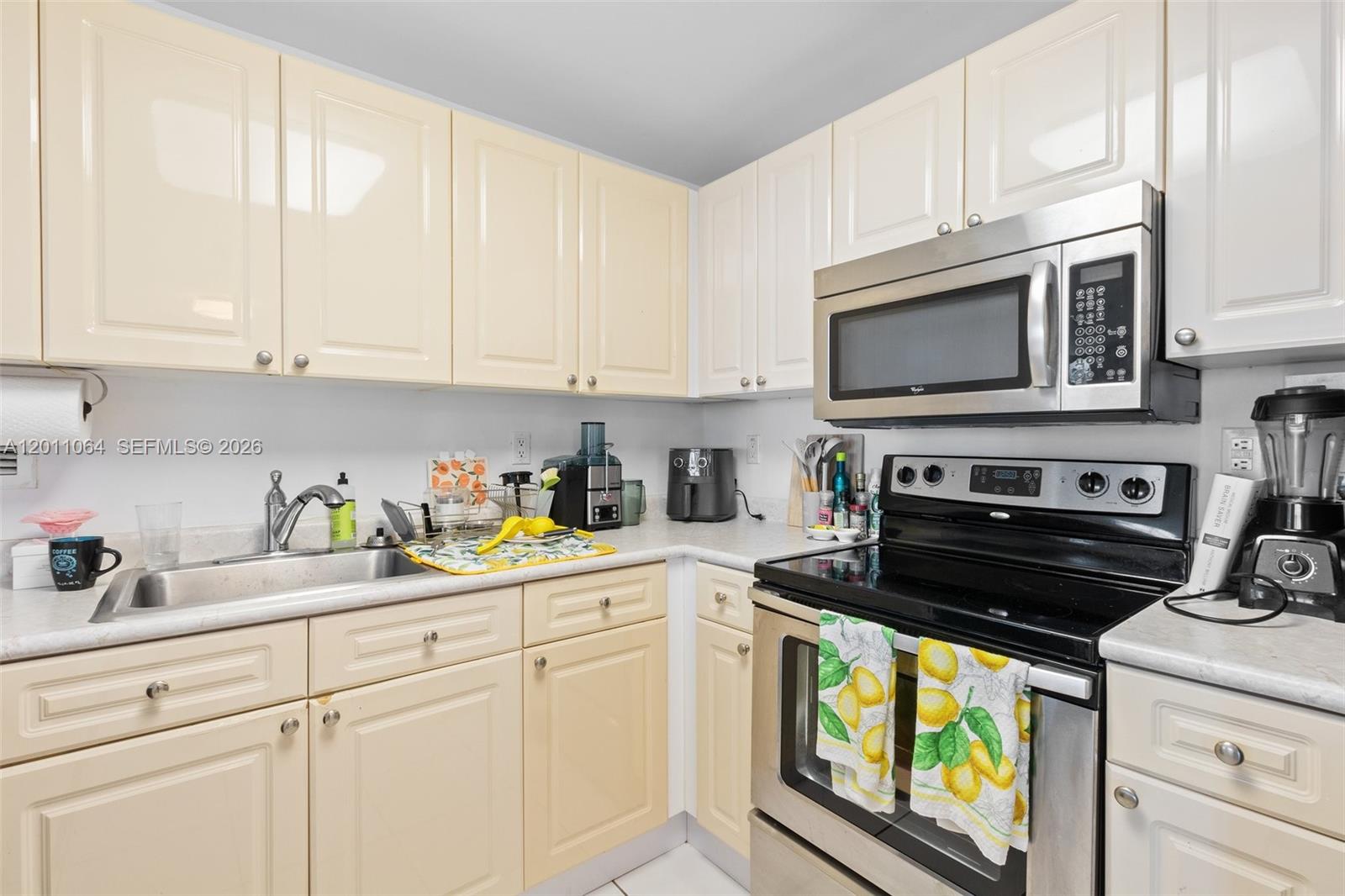 2301 Collins Ave 504 Property Photo 10