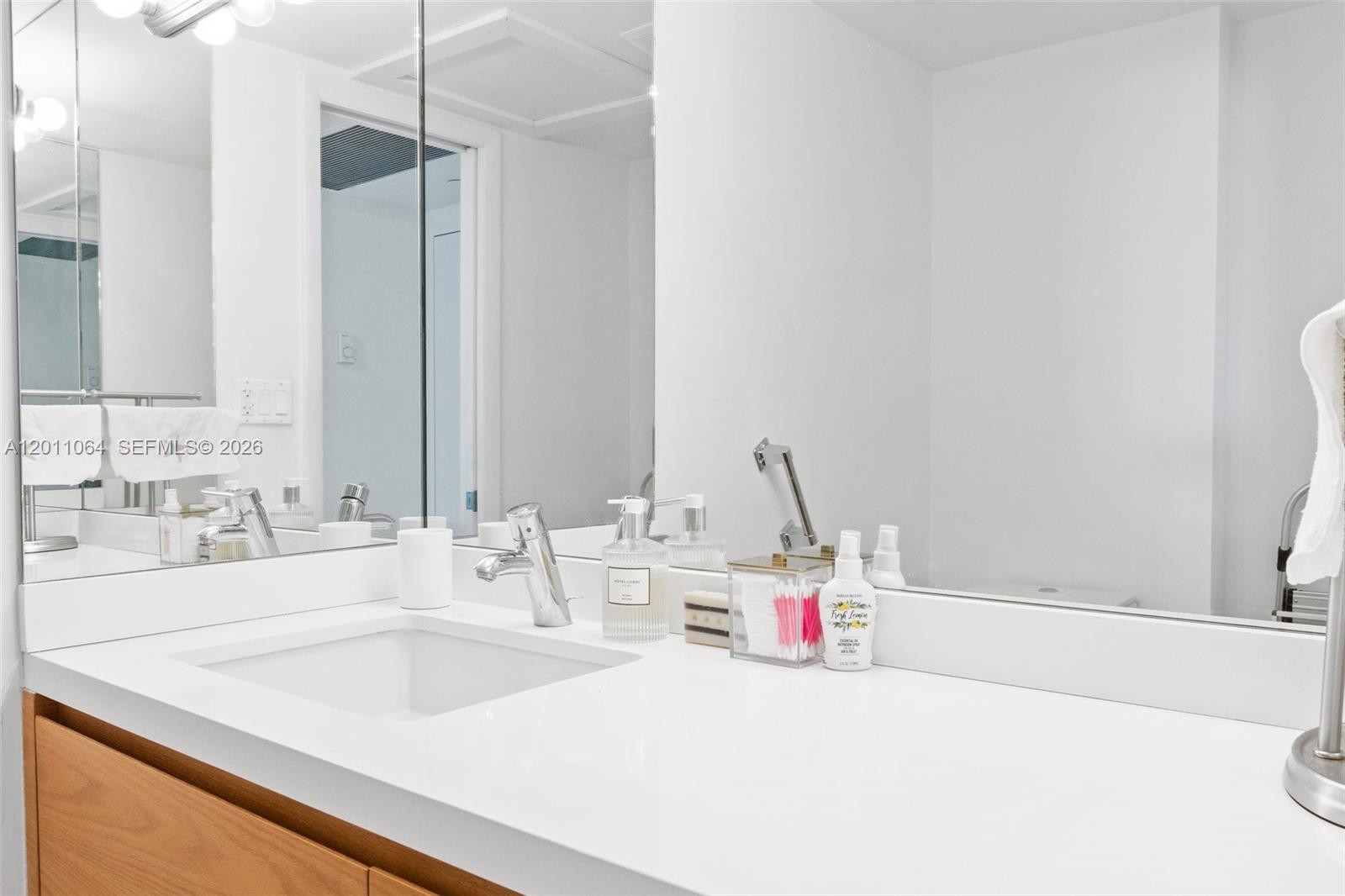 2301 Collins Ave 504 Property Photo 13