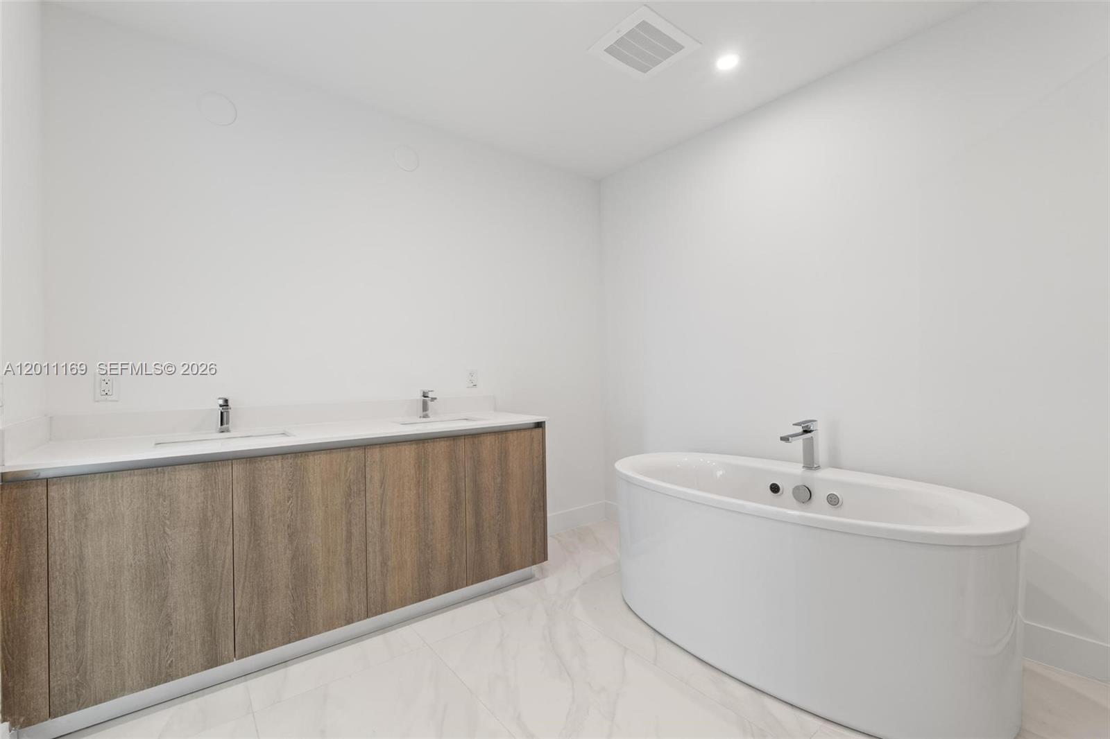 17550 Collins Ave 501 Property Photo 7