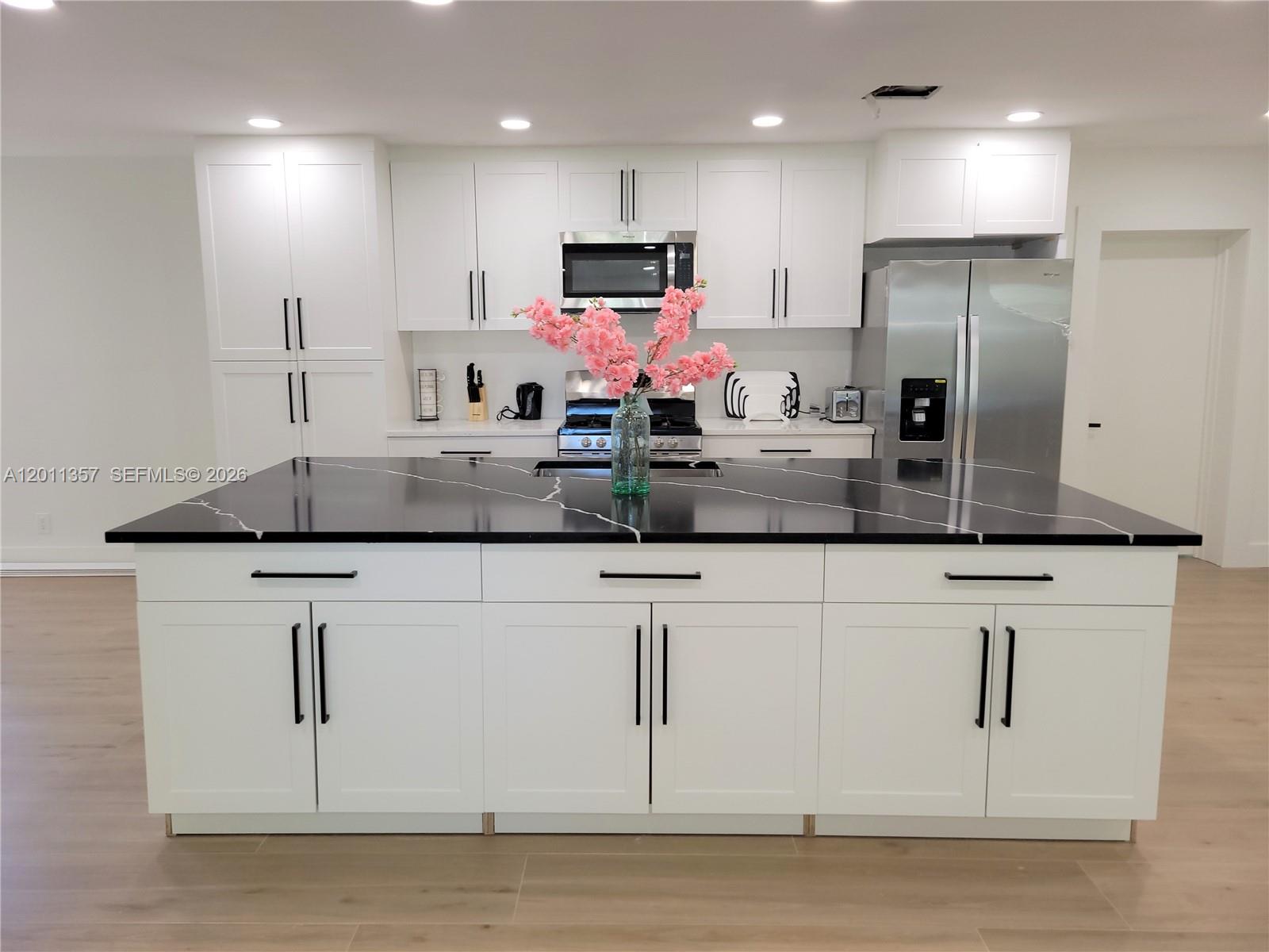 735 Tradewind Dr Property Photo 2
