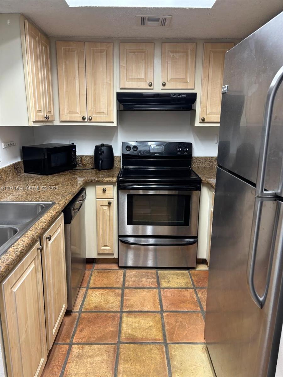 2048 Champions Way Property Photo 8