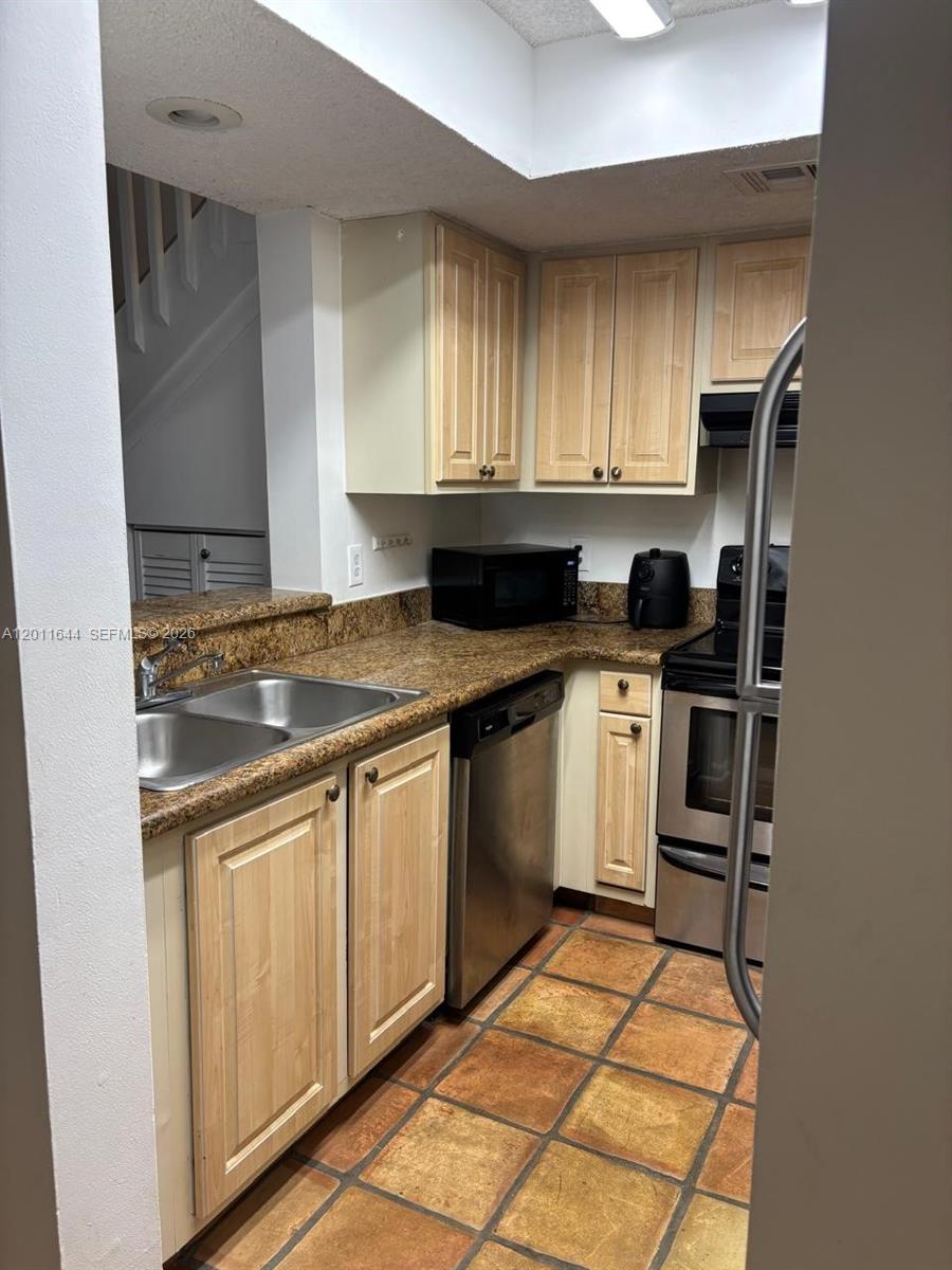 2048 Champions Way Property Photo 11
