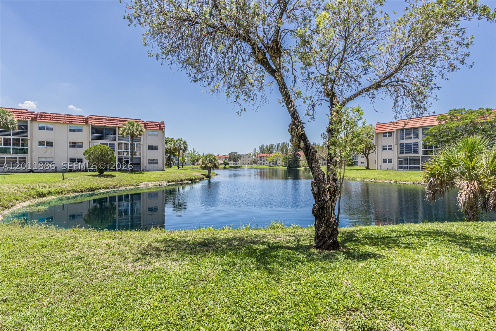 2831 E Sunrise Lakes Dr 105 Property Photo 2