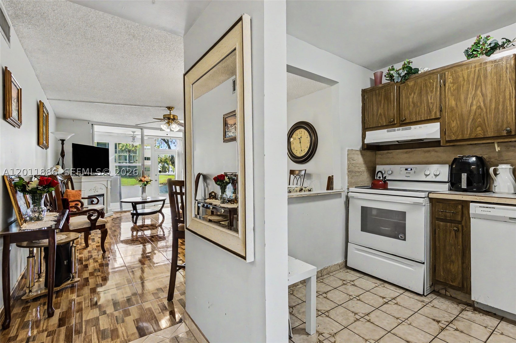 2831 E Sunrise Lakes Dr 105 Property Photo 6
