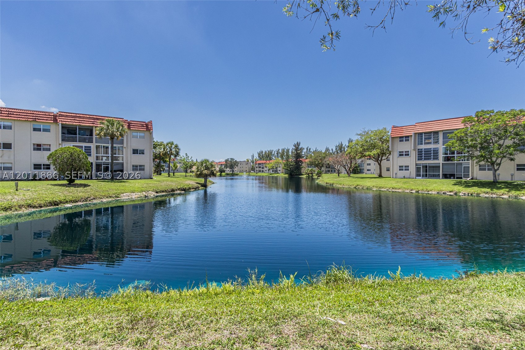 2831 E Sunrise Lakes Dr 105 Property Photo 13