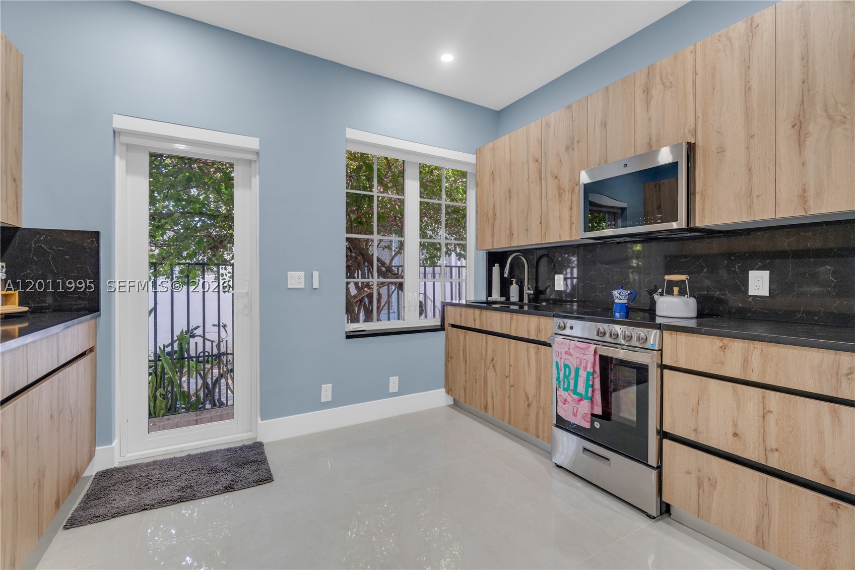 1569 Euclid Ave 7 Property Photo 4