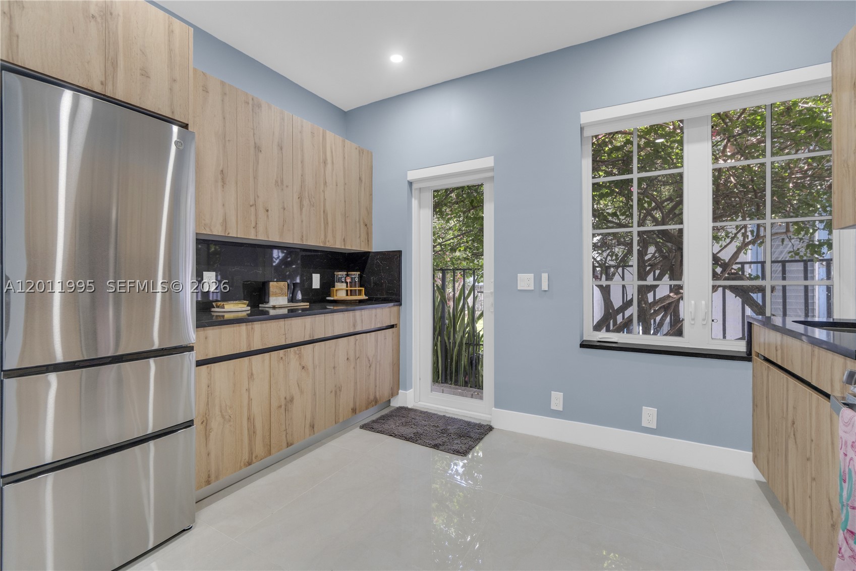 1569 Euclid Ave 7 Property Photo 8