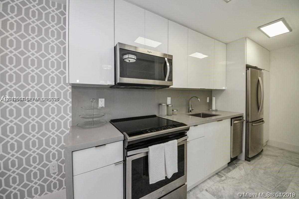 1255 Collins Ave 507 Property Photo 3
